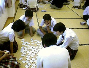 Beim Hyakunin-isshu-Kartenspiel